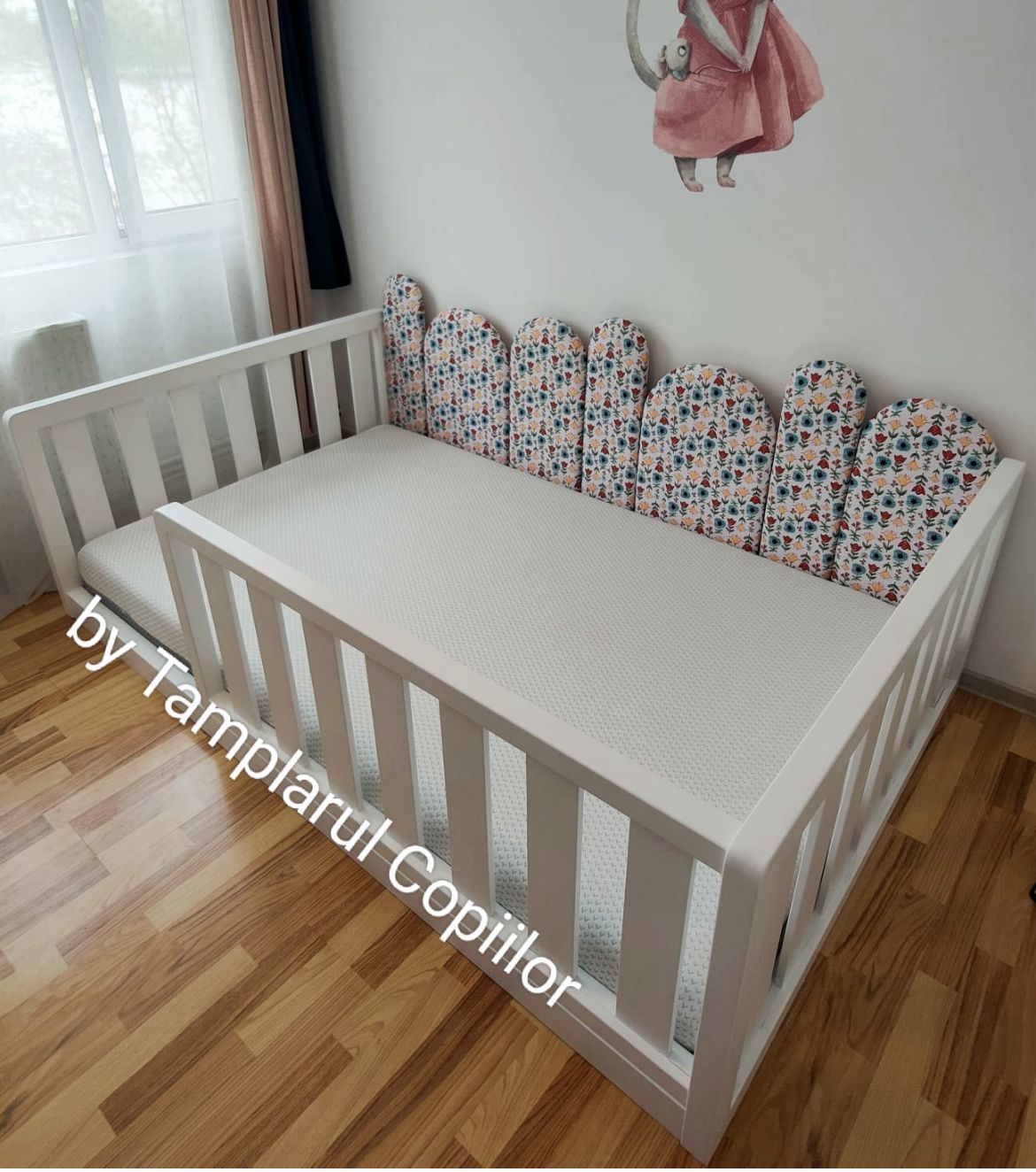 Pat căsuță alb cu gard decorativ
