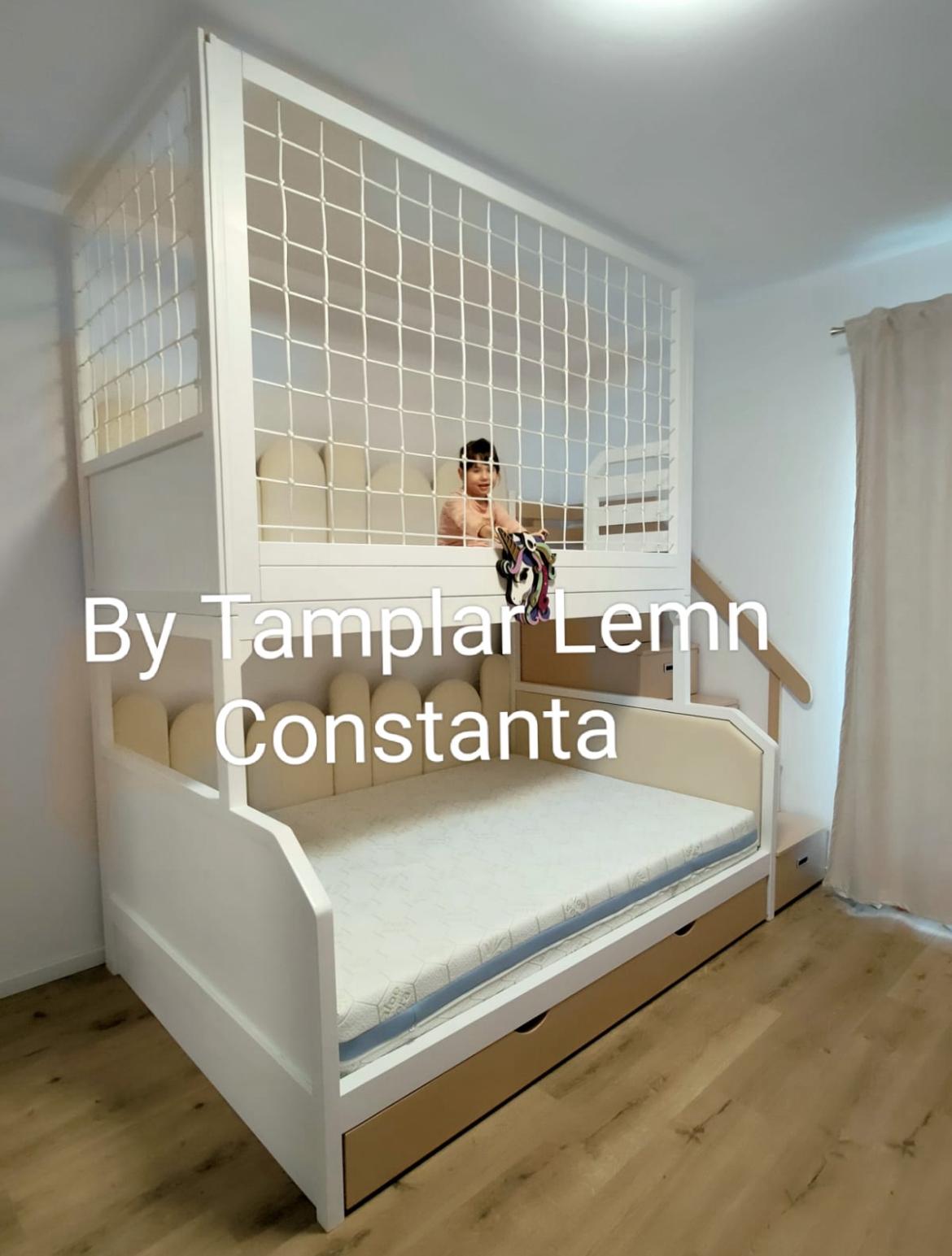 Pat suprapus cu scări funcționale