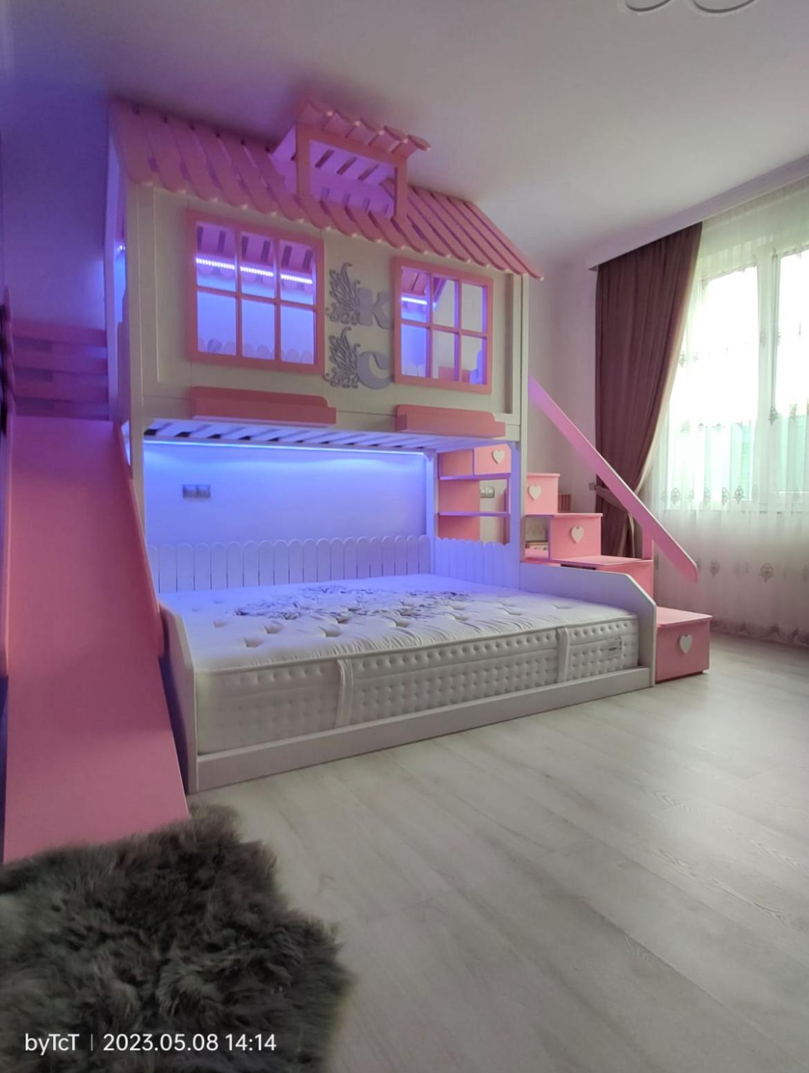 Pat suprapus cu detalii colorate